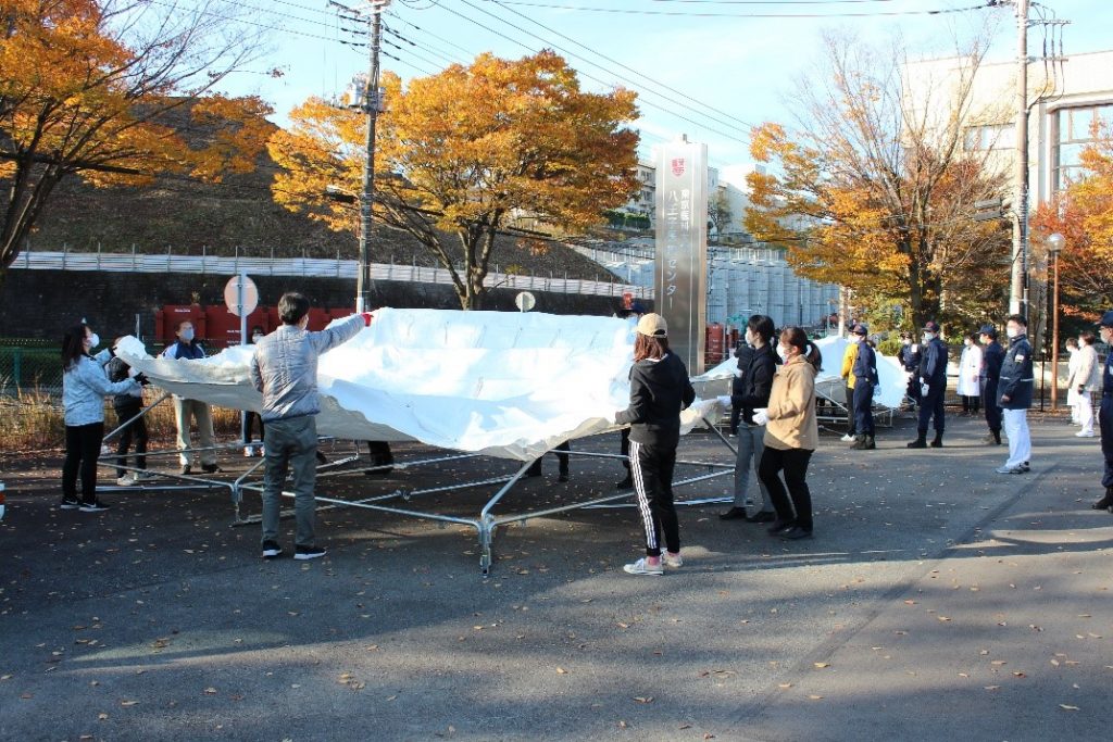 「緊急医療救護所」設置・運営訓練を実施 ~コロナ禍だからこそ大規模災害に備える~ | 東京医科大学八王子医療センター